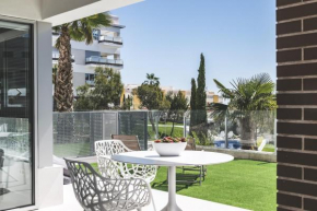 Quiet modern apartment with a large sunny garden!